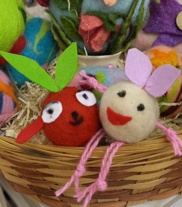 Мастер-класс «Знакомство с валянием» (брелок «Смайлик»)