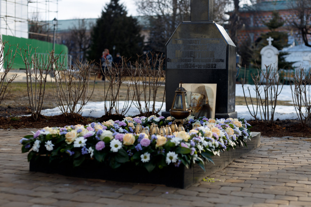 Могила архим. Иеронима (Зиновьева) в Троице-Сергиевой Лавре Могила архим. Иеронима (Зиновьева) в Троице-Сергиевой Лавре