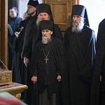 Отец_Никита_среди_братии_в_Серапионовой_палате